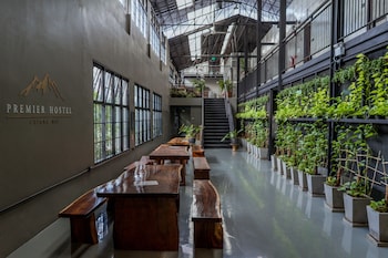 premier hostel chiang mai