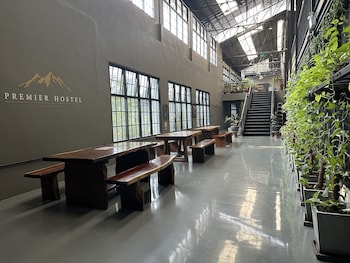 premier hostel chiang mai