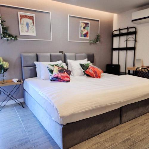 capital o 75422 million pillows