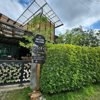 capital o 75422 million pillows