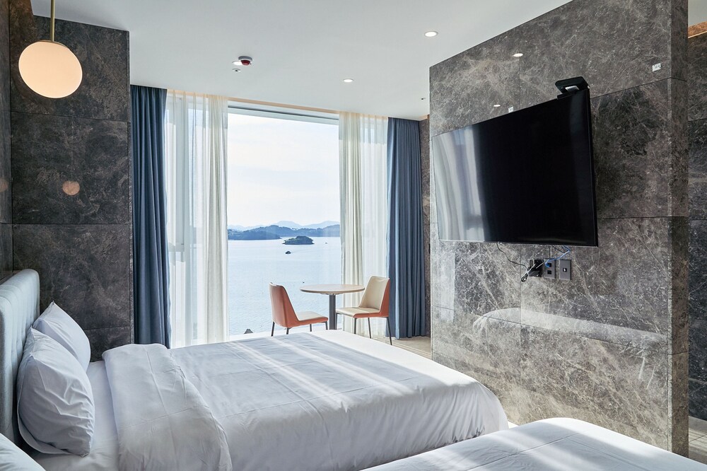 calacatta hotel and resort