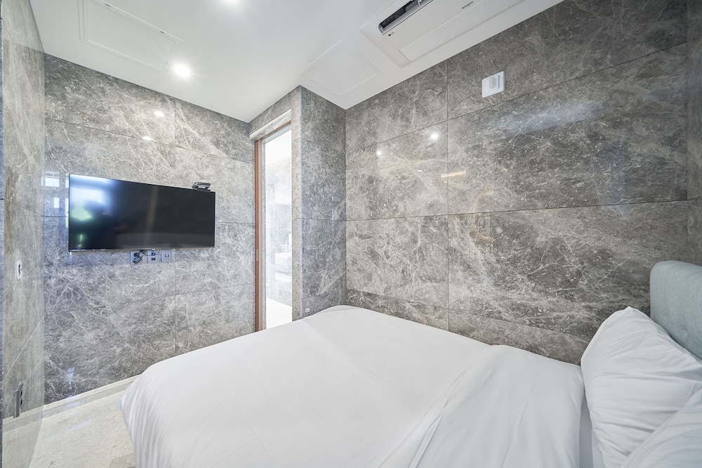 calacatta hotel and resort