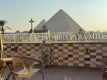 osiris pyramids view inn