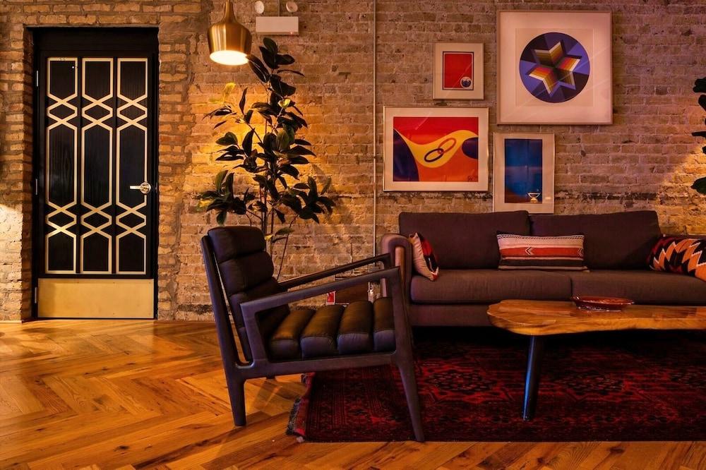 found hotel chicago river north