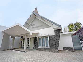 super oyo 91618 hotel nawangwulan