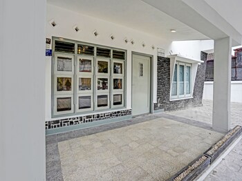 super oyo 91618 hotel nawangwulan