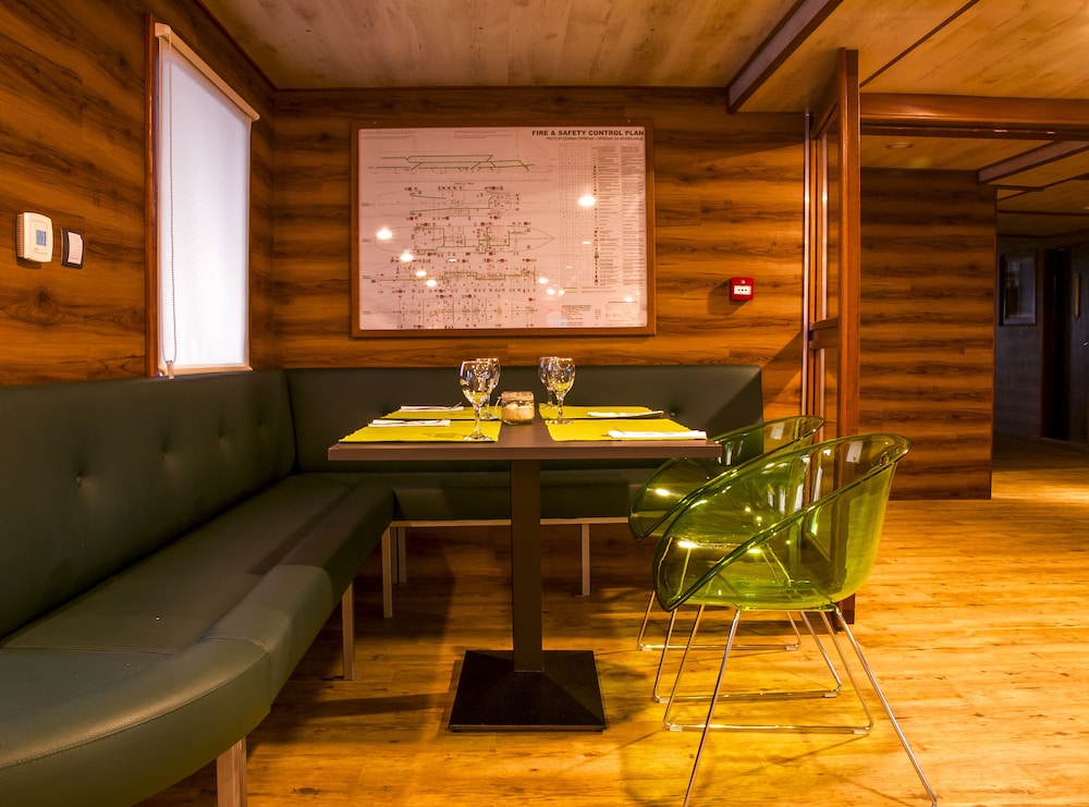 Botel Marina - Hostel,Rijeka>>Delnice,2 star