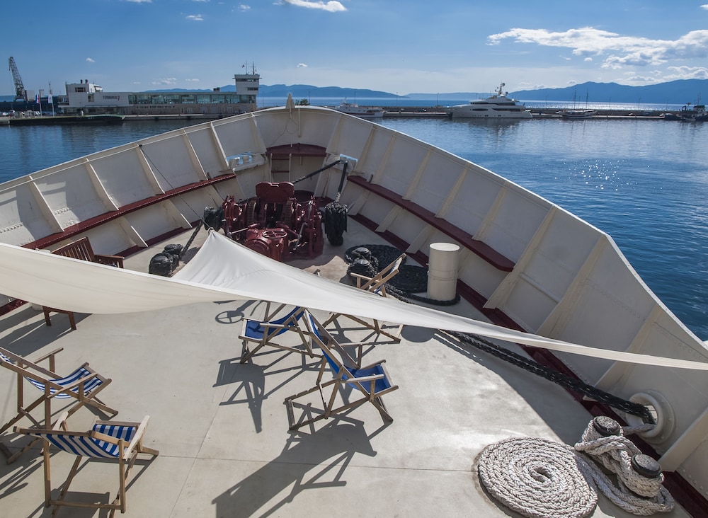 Botel Marina - Hostel,Rijeka>>Delnice,2 star
