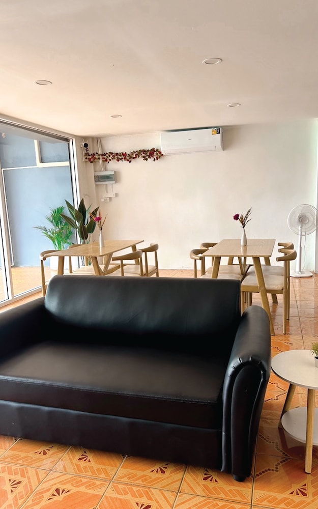 montana hotel and hostel phuket