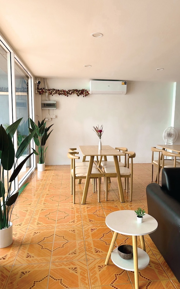 montana hotel and hostel phuket