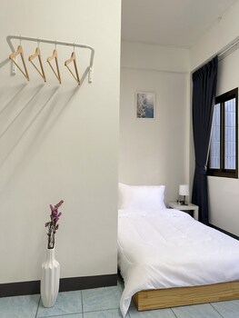 montana hotel and hostel phuket