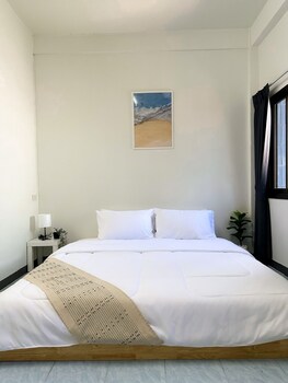 montana hotel and hostel phuket