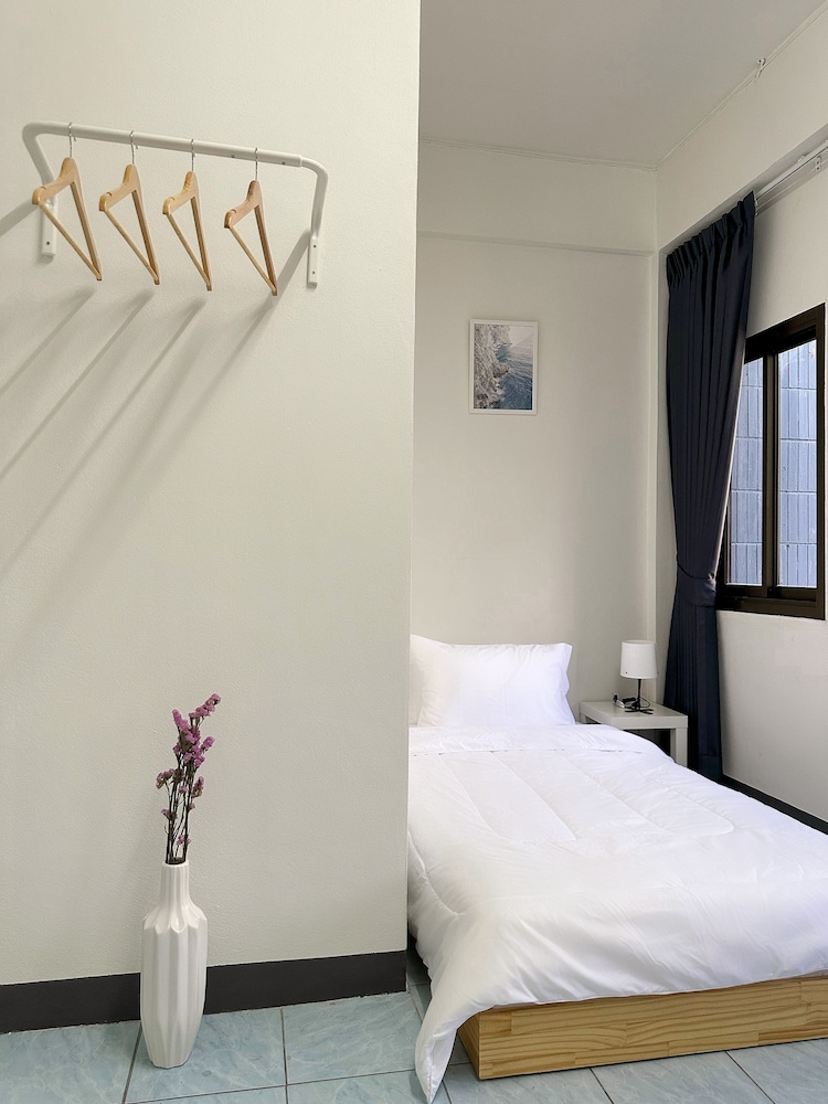 montana hotel and hostel phuket