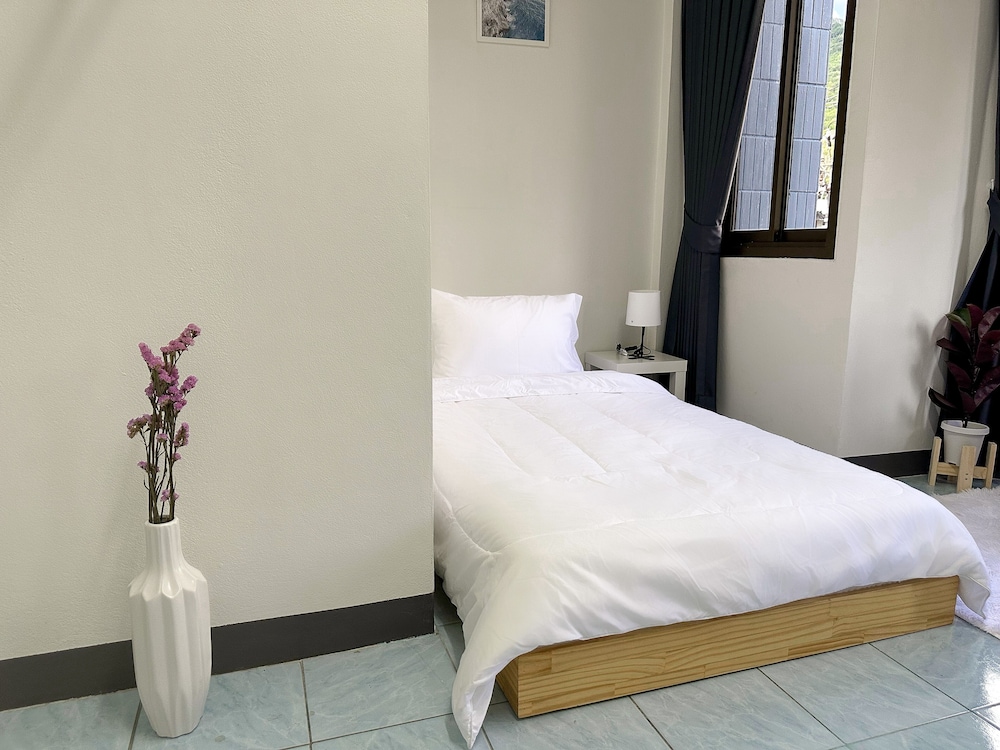 montana hotel and hostel phuket