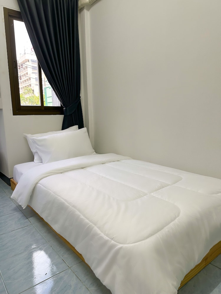 montana hotel and hostel phuket