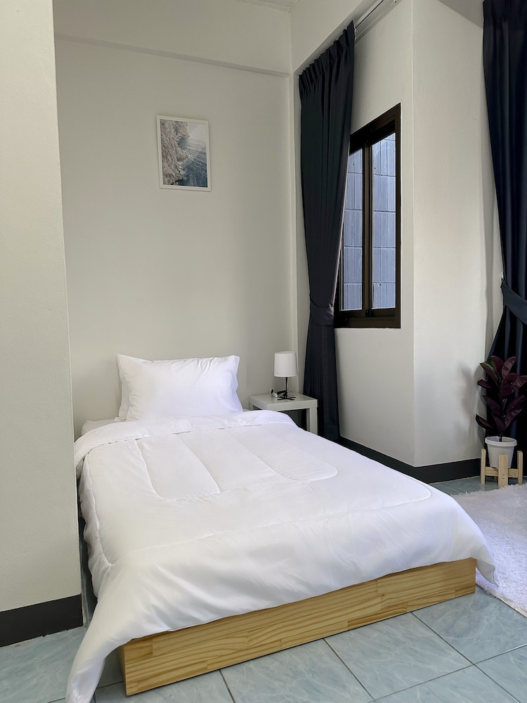 montana hotel and hostel phuket