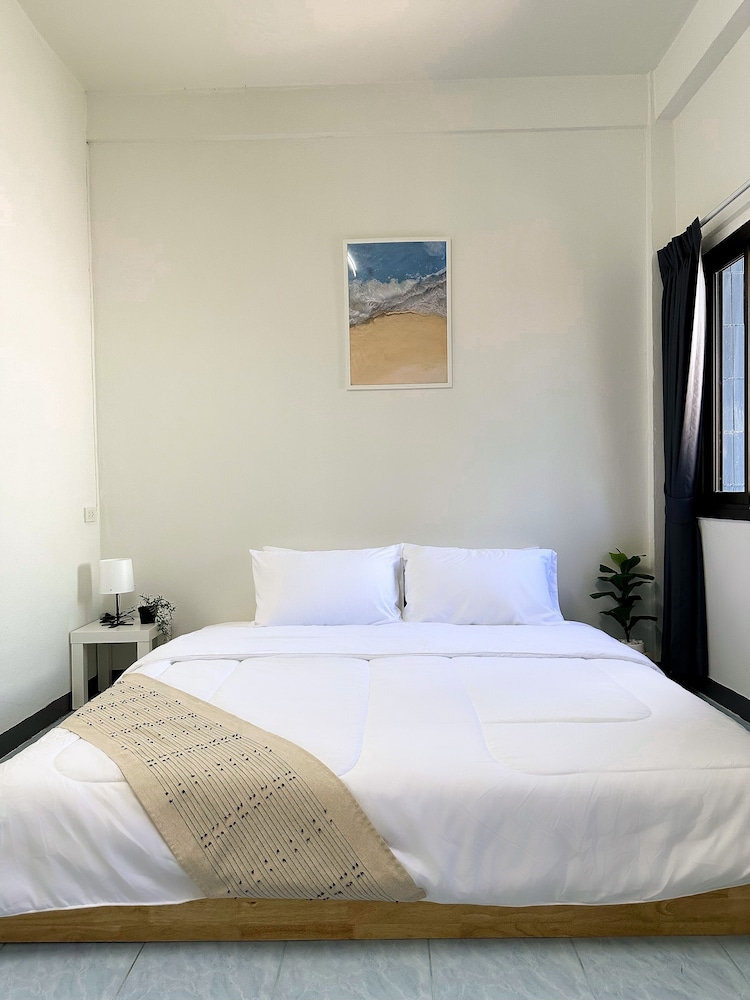 montana hotel and hostel phuket