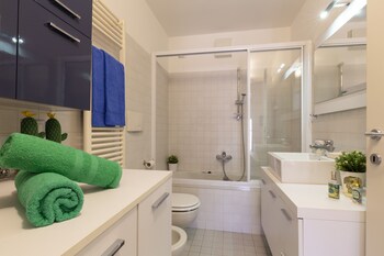 notami salomone mecenate district