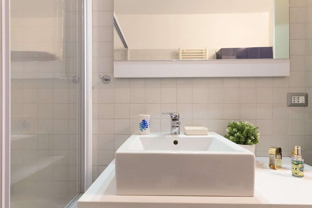 notami salomone mecenate district