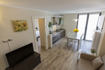 notami salomone mecenate district