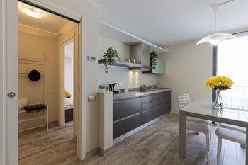 notami salomone mecenate district