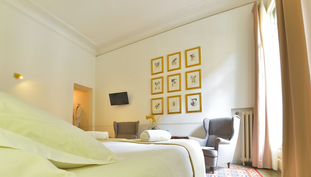 mihlton barcelona only adults