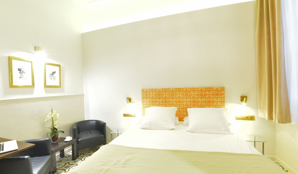 mihlton barcelona only adults