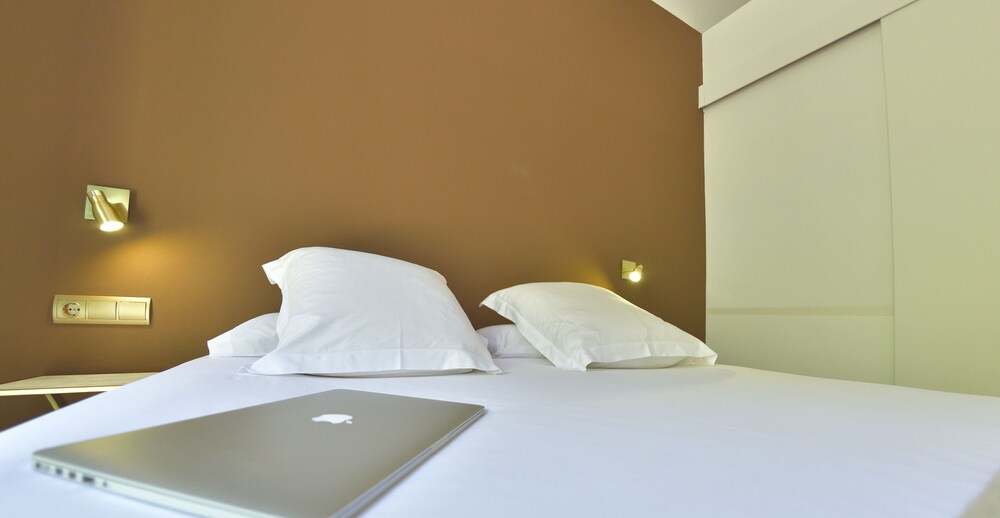 mihlton barcelona only adults