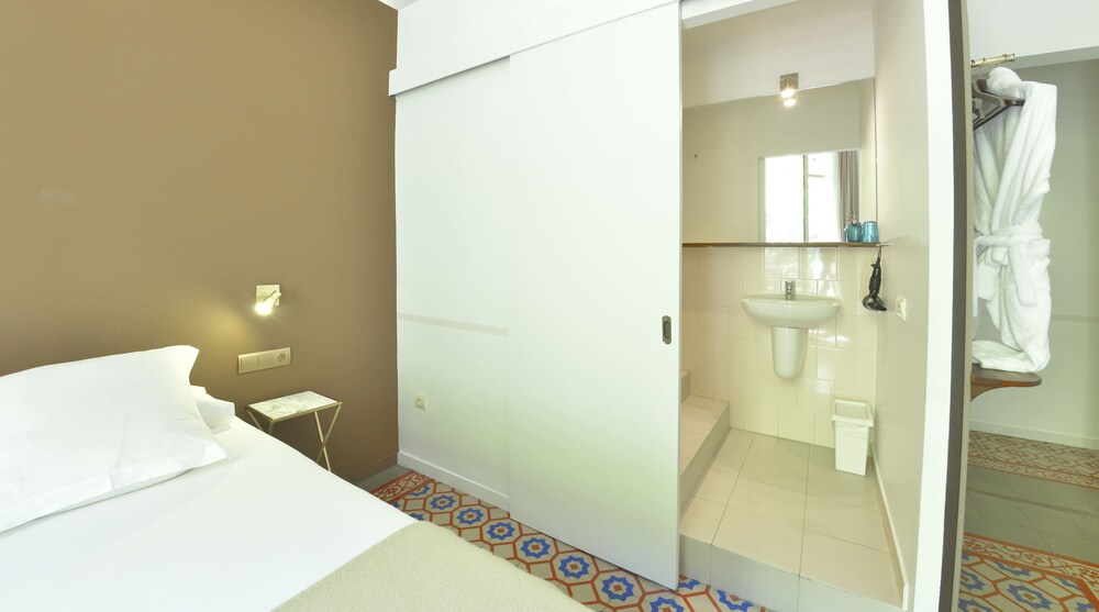 mihlton barcelona only adults