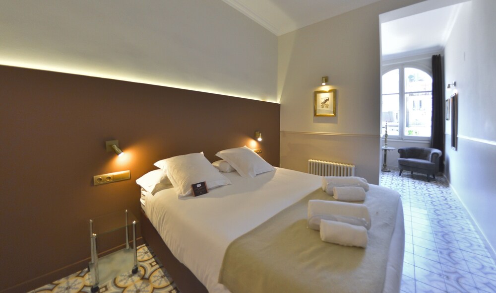 mihlton barcelona only adults