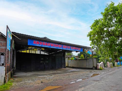 oyo 92202 kost auto syariah anggaswangi