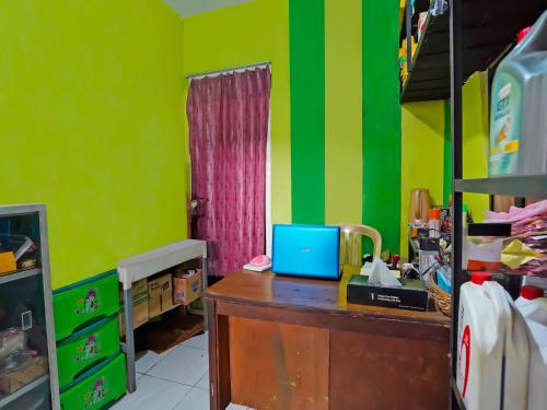 oyo 92202 kost auto syariah anggaswangi