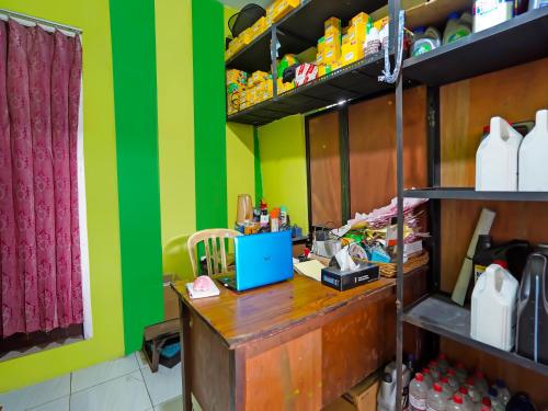 oyo 92202 kost auto syariah anggaswangi
