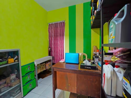 oyo 92202 kost auto syariah anggaswangi