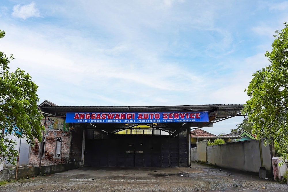 oyo 92202 kost auto syariah anggaswangi