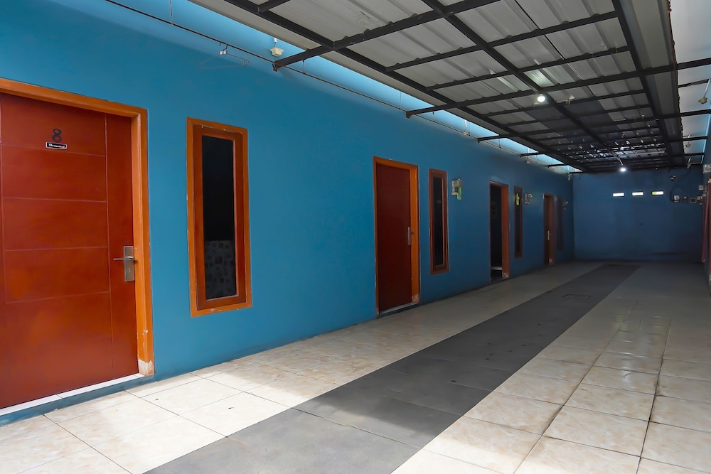 oyo 92202 kost auto syariah anggaswangi