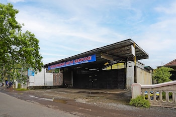 oyo 92202 kost auto syariah anggaswangi
