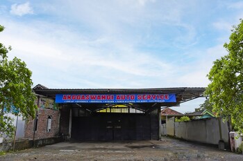 oyo 92202 kost auto syariah anggaswangi