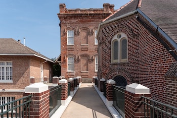 Holy Angels Bywater Hotel And Residences,United States Of America>>New Orleans,2 star