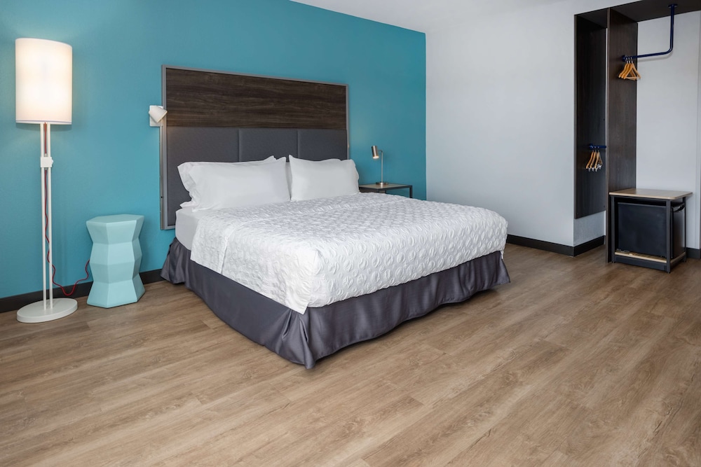 tru by hilton pensacola airport medical center