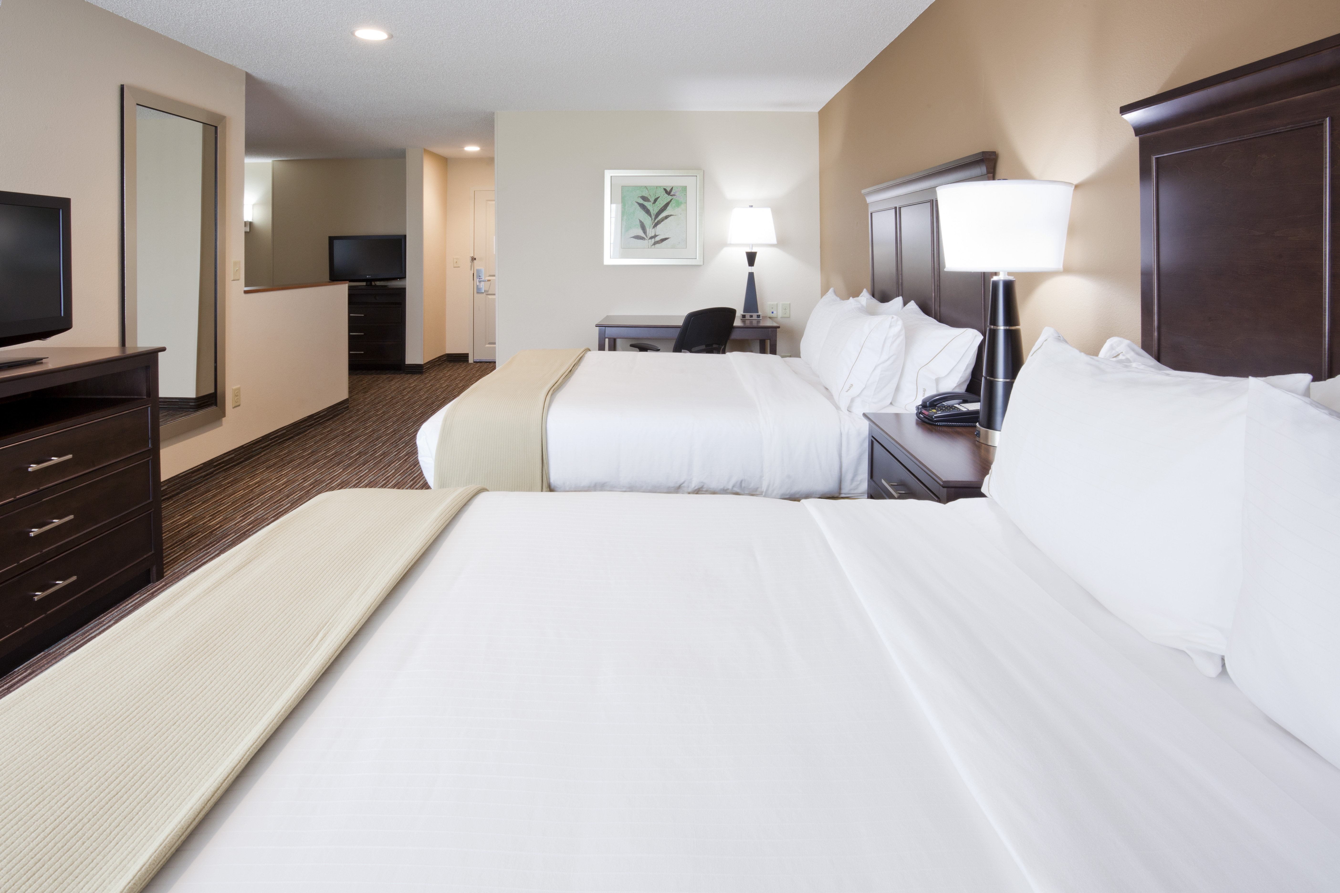 holiday inn express and suites willmar by ihg