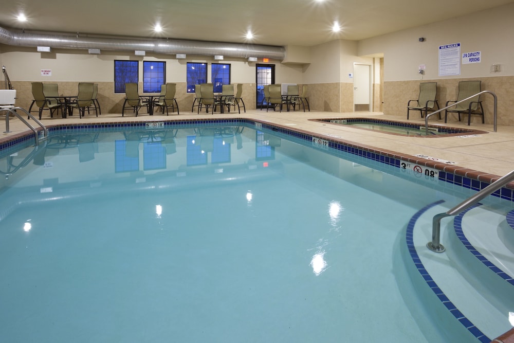 holiday inn express and suites willmar by ihg