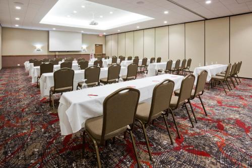 holiday inn express and suites willmar by ihg