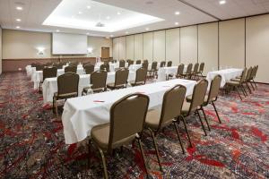 holiday inn express and suites willmar by ihg