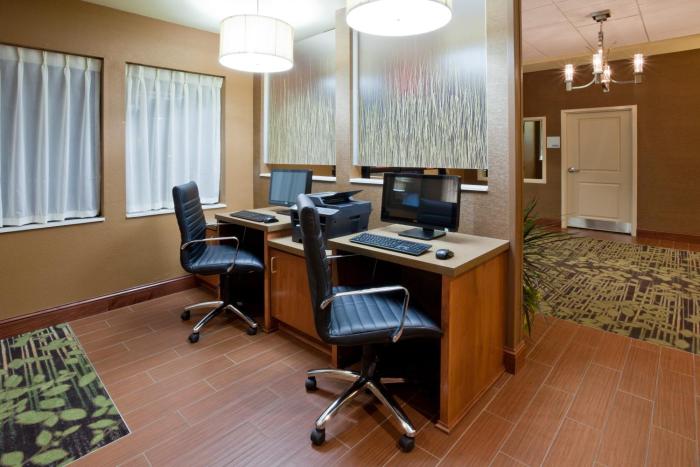 holiday inn express and suites willmar by ihg