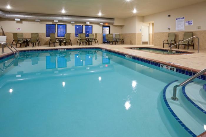 holiday inn express and suites willmar by ihg
