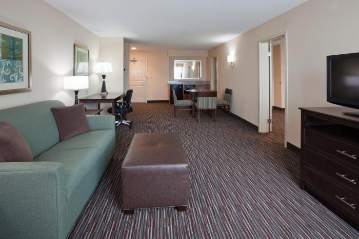 holiday inn express and suites willmar by ihg
