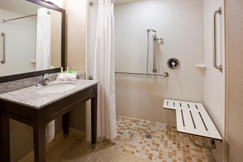 holiday inn express and suites willmar by ihg