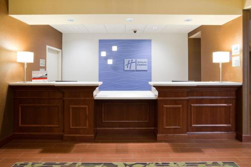 holiday inn express and suites willmar by ihg