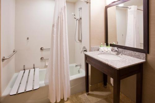 holiday inn express and suites willmar by ihg